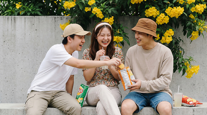 JPG 편집이미지 음료 벤치 자연 디저트 대화 웃음 여름 친구 과자 만남 자유 추억 즐거움 의료성형뷰티 편집실사 AI인물포토 AI콘텐츠 계절 감정 음식 컨셉 의자 관계 표정 말하기 CG 생태계 파일형식 AI포토