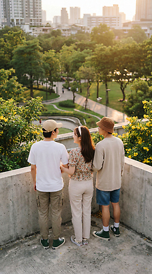JPG 나무 편집이미지 공원 자연 대화 사람 풍경 초원 여름 친구 태양 노을 전망대 의료성형뷰티 편집실사 AI인물포토 AI콘텐츠 자연요소 식물 계절 공공시설 관계 말하기 CG 생태계 파일형식 AI포토