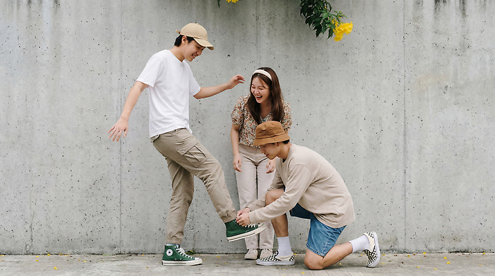 JPG 편집이미지 옷 여자 남자 행복 벽 신발 놀이 대화 웃음 여러명 캐주얼 친구 모임 의료성형뷰티 편집실사 AI인물포토 AI콘텐츠 감정 다수 관계 표정 말하기 사람 CG 파일형식 AI포토