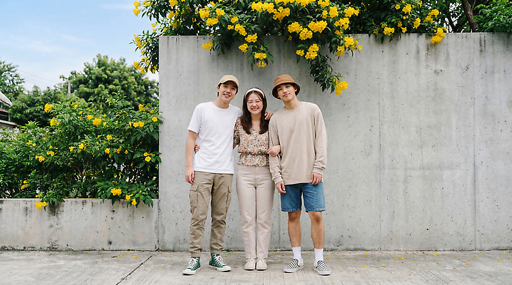 JPG 나무 편집이미지 꽃 백그라운드 함께함 웃음 야외 세명 여름 친구 청춘 노란색 팔짱 외출 의료성형뷰티 편집실사 AI인물포토 AI콘텐츠 식물 계절 컬러 컨셉 관계 모션 표정 사람 CG 파일형식 AI포토