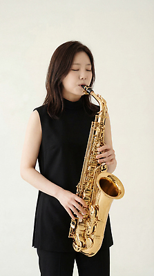 JPG 편집이미지 예술 악기 음악 연주 사람 소리 공연 공간 색소폰 집중 악보 리듬 멜로디 의료성형뷰티 편집실사 AI인물포토 AI콘텐츠 컨셉 문화예술 이벤트 목관악기 CG 파일형식 AI포토