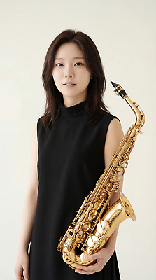 JPG 편집이미지 드레스 여자 예술 악기 음악 연주 실내 공연 연주자 음악가 색소폰 재즈 아티스트 의료성형뷰티 편집실사 AI인물포토 AI콘텐츠 직업 옷 문화예술 사람 이벤트 내부 목관악기 CG 파일형식 AI포토