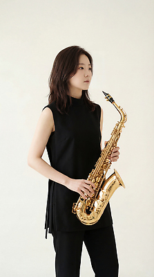 JPG 편집이미지 여자 예술 악기 음악 연주 흑백 서기 소리 연주자 방 색소폰 집중 준비 의료성형뷰티 편집실사 AI인물포토 AI콘텐츠 컨셉 모션 문화예술 촬영기법 사람 음악가 목관악기 CG 파일형식 AI포토