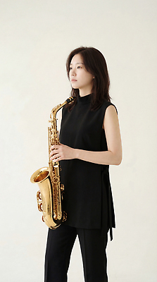 JPG 편집이미지 여자 예술 악기 음악 연주 서기 공연 색소폰 준비 아티스트 의료성형뷰티 편집실사 AI인물포토 AI콘텐츠 직업 모션 문화예술 사람 이벤트 목관악기 CG 파일형식 AI포토