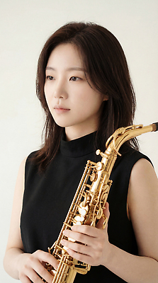 JPG 편집이미지 여자 예술 악기 음악 생각 연주 사람 색소폰 의료성형뷰티 편집실사 AI인물포토 AI콘텐츠 문화예술 목관악기 CG 파일형식 AI포토