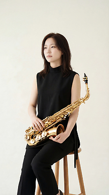 JPG 편집이미지 여자 예술 악기 음악 연주 공연 색소폰 집중 의료성형뷰티 스타일 편집실사 AI인물포토 AI콘텐츠 컨셉 문화예술 사람 이벤트 목관악기 CG 파일형식 AI포토