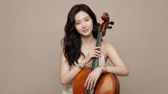 JPG 편집이미지 여자 예술 악기 음악 연주 노래 실내 공연 연주자 첼로 의료성형뷰티 편집실사 AI인물포토 AI콘텐츠 문화예술 사람 이벤트 내부 음악가 CG 파일형식 찰현악기 AI포토