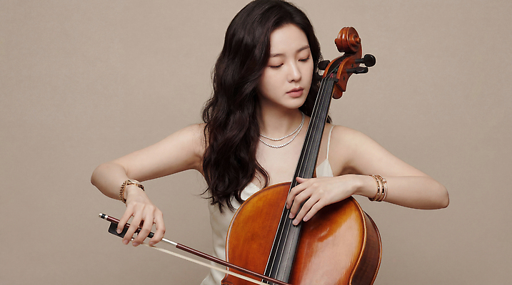 JPG 편집이미지 손 여자 예술 악기 음악 연주 소리 연주자 집중 활 첼로 의료성형뷰티 편집실사 AI인물포토 AI콘텐츠 컨셉 문화예술 사람 신체부위 음악가 CG 파일형식 찰현악기 AI포토