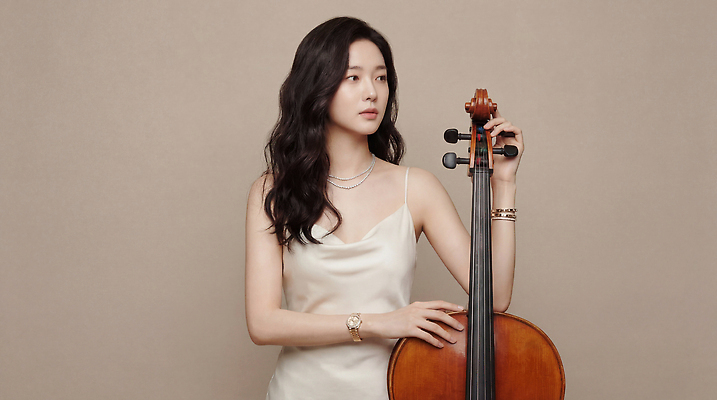 JPG 편집이미지 손 원피스 여자 예술 악기 음악 표정 공연 연주자 집중 첼로 의료성형뷰티 편집실사 AI인물포토 AI콘텐츠 옷 컨셉 문화예술 사람 이벤트 신체부위 음악가 CG 파일형식 찰현악기 AI포토