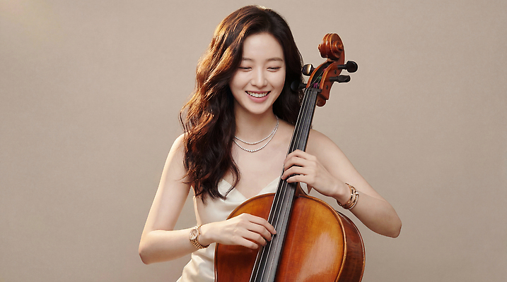 JPG 편집이미지 여자 예술 음악 연주 웃음 공연 기쁨 연주자 무대 집중 첼로 의료성형뷰티 편집실사 AI인물포토 AI콘텐츠 감정 컨셉 문화예술 표정 사람 이벤트 음악가 CG 파일형식 찰현악기 AI포토