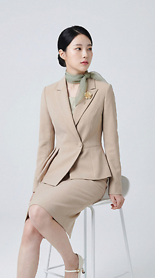 JPG 모델 편집이미지 여자 포즈 의자 직장 미소 정장 스카프 흰색 비즈니스우먼 의료성형뷰티 편집실사 AI인물포토 AI콘텐츠 옷 컬러 가구 회사 비즈니스 표정 사람 목도리 직장인 CG 파일형식 AI포토