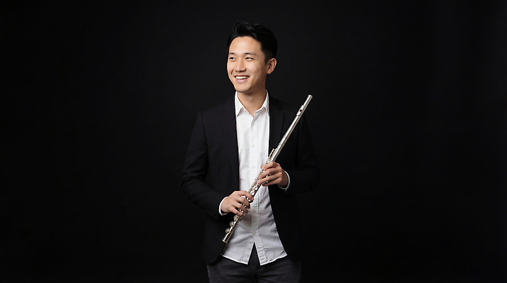 JPG 편집이미지 남자 악기 음악 연주 미소 웃음 정장 공연 연주자 음악가 무대 플루트 의료성형뷰티 편집실사 AI인물포토 AI콘텐츠 직업 옷 문화예술 표정 관악기 사람 이벤트 CG 파일형식 AI포토