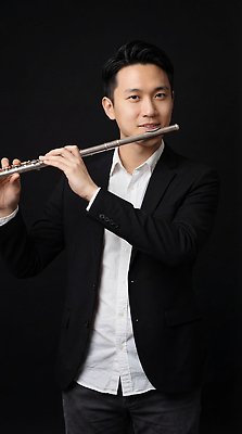 JPG 편집이미지 남자 예술 악기 음악 연주 정장 공연 연주자 플루트 집중 플루티스트 의료성형뷰티 편집실사 AI인물포토 AI콘텐츠 옷 컨셉 문화예술 관악기 사람 이벤트 음악가 CG 파일형식 AI포토