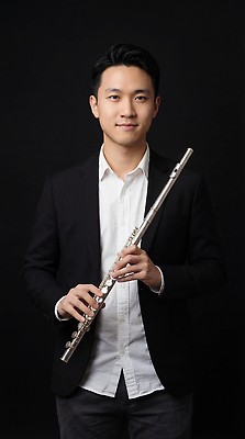 JPG 편집이미지 손 남자 악기 음악 연주 사람 정장 공연 연주자 플루트 준비 의료성형뷰티 편집실사 AI인물포토 AI콘텐츠 옷 문화예술 관악기 이벤트 신체부위 음악가 CG 파일형식 AI포토