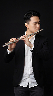 JPG 편집이미지 남자 악기 음악 백그라운드 연주 흑백 정장 공연 연주자 플루트 집중 아티스트 의료성형뷰티 편집실사 AI인물포토 AI콘텐츠 직업 옷 컨셉 문화예술 촬영기법 관악기 사람 이벤트 음악가 CG 파일형식 AI포토