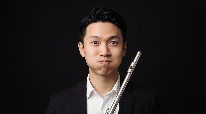 JPG 편집이미지 남자 악기 음악 연주 정장 연주자 플루트 즐거움 의료성형뷰티 편집실사 AI인물포토 AI콘텐츠 옷 감정 문화예술 관악기 사람 음악가 CG 파일형식 AI포토