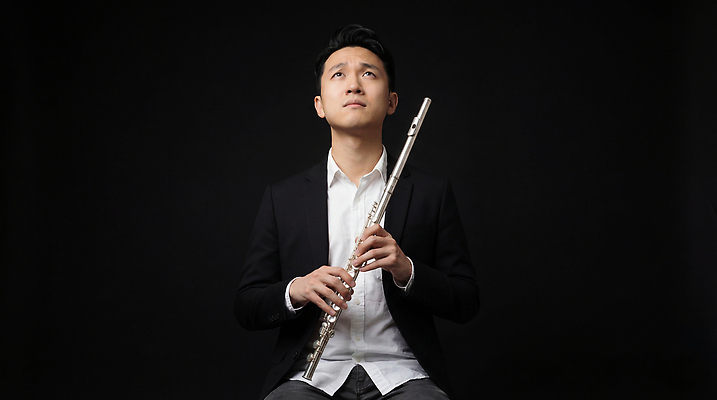 JPG 편집이미지 손 남자 예술 악기 음악 연주 노래 앉기 공연 연주자 플루트 집중 의료성형뷰티 편집실사 AI인물포토 AI콘텐츠 컨셉 모션 문화예술 관악기 사람 이벤트 신체부위 음악가 CG 파일형식 AI포토