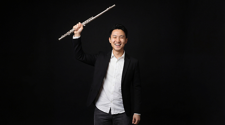 JPG 편집이미지 남자 악기 음악 포즈 웃음 사람 정장 공연 연주자 음악가 플루트 즐거움 의료성형뷰티 편집실사 AI인물포토 AI콘텐츠 직업 옷 감정 문화예술 표정 관악기 이벤트 CG 파일형식 AI포토