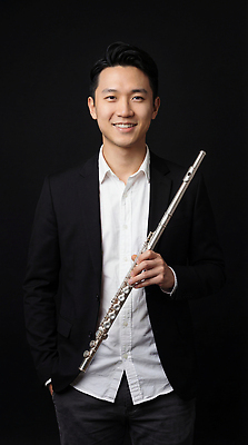 JPG 편집이미지 남자 악기 음악 연주 미소 정장 공연 연주자 클래식 플루트 의료성형뷰티 편집실사 AI인물포토 AI콘텐츠 옷 컨셉 문화예술 표정 관악기 사람 이벤트 음악가 CG 파일형식 AI포토