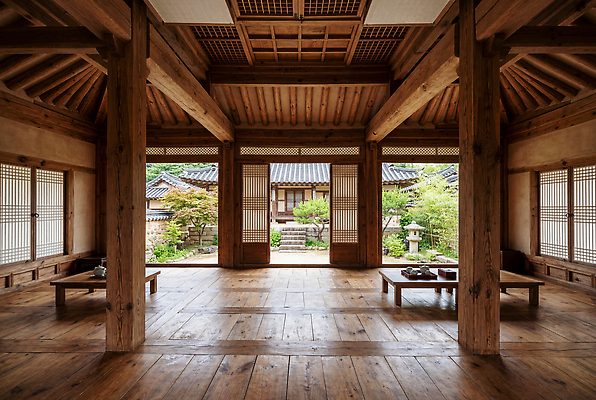 JPG 나무 편집이미지 전통 문화 창문 자연 탁자 한옥 내부 정원 기둥 구출 클래식 기와지붕 방문 편집실사 AI포토 AI콘텐츠 식물 한국전통 건축 가구 컨셉 고건축 지붕 기와 CG 생태계 파일형식