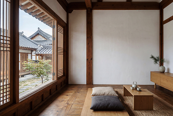 JPG 나무 편집이미지 한국문화 창 가구 고건축 자연 주택 한국 풍경 내부 정원 기와지붕 편집실사 AI포토 AI콘텐츠 식물 동양문화 건축물 아시아 무기 생활용품 지붕 기와 건물 CG 생태계 파일형식
