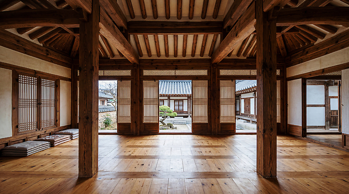 JPG 나무 편집이미지 전통 한국 내부 인테리어 햇빛 정원 기둥 창가 기와지붕 고택 편집실사 AI포토 AI콘텐츠 식물 건축물 디자인 건축 아시아 창문 지붕 기와 태양 CG 파일형식