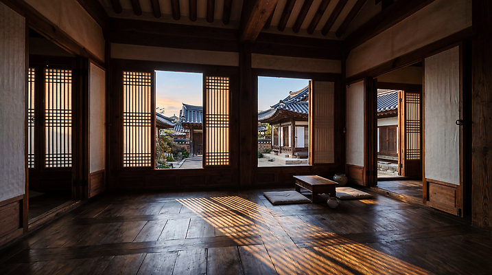 JPG 편집이미지 건축 문화 고건축 창문 한옥 한국 그림자 내부 빛 햇빛 저녁 나무바닥 기와지붕 편집실사 AI포토 AI콘텐츠 한국전통 건축물 아시아 지붕 바닥 기와 태양 밤 야간 CG 파일형식