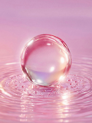 JPG 편집이미지 분홍색 모션 자연 조명 물 빛 반사 물방울 원형 액체 수면 비눗방울 크기 버블 뷰티풀 잔물결 이미지편집 AI컴퓨터그래픽 AI콘텐츠 자연요소 도형 물결 컬러 생태계 파일형식