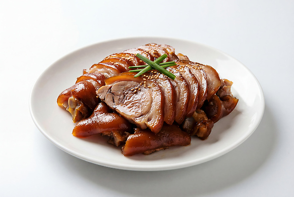 JPG 편집이미지 전통 접시 반찬 육류 요리 제주도 식사 양념 특산물 족발 고기요리 다진마늘 식사준비 흑돼지 편집실사 AI포토 AI콘텐츠 식기 음식 식재료 한국 돼지고기 돼지 CG 준비 파일형식