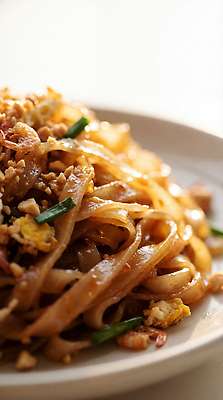 JPG 편집이미지 접시 한식 음식 채소 재료 식탁 요리 식사 면류 맛 저녁 볶음 땅콩 팟타이 편집실사 AI포토 AI콘텐츠 식기 컨셉 탁자 견과류 야간 CG 태국음식 파일형식