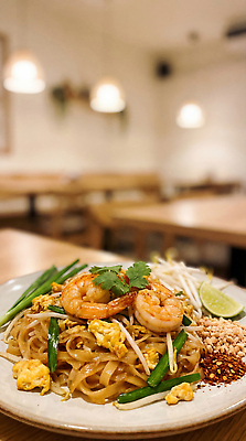 JPG 편집이미지 음식 탁자 디저트 새우 한국 요리 식당 저녁 레몬 해산물 메뉴 점심 파 볶음면 숙주 팟타이 편집실사 AI포토 AI콘텐츠 아시아 가구 채소 과일 갑각류 상점 야간 CG 태국음식 파일형식