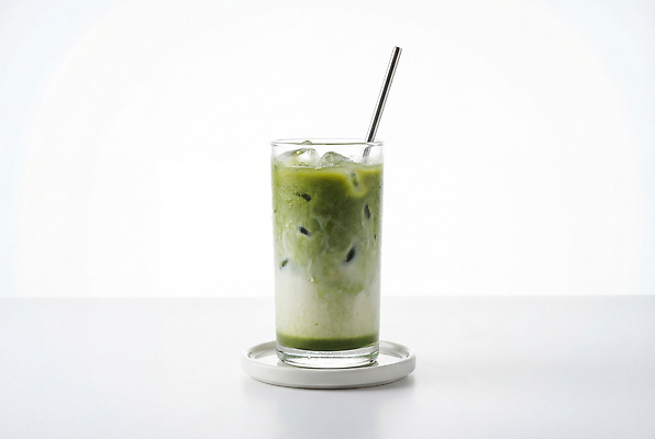 JPG 편집이미지 음료 백그라운드 유리 탁자 잔 여름 얼음 카페 흰색 시원함 녹차 말차 편집실사 AI포토 AI콘텐츠 자연요소 식기 계절 컬러 가구 재질 차_음료 상점 CG 파일형식