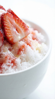 JPG 편집이미지 그릇 음식 과일 딸기 디저트 여름음식 한국 여름 얼음 달콤 시럽 빙수 딸기빙수 입맛 편집실사 AI포토 AI콘텐츠 자연요소 식기 계절 아시아 맛 CG 파일형식 여름_계절