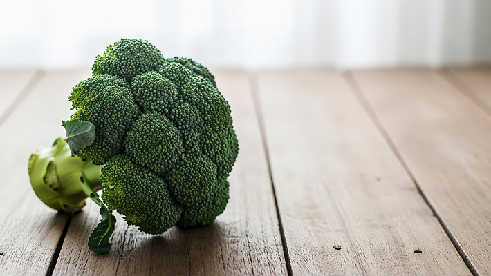 JPG 나무 편집이미지 채소 재료 식탁 탁자 건강 요리 파란색 농작물 주방 식사 신선 브로콜리 밥상 편집실사 AI포토 AI콘텐츠 식물 컬러 가구 농업 CG 파일형식