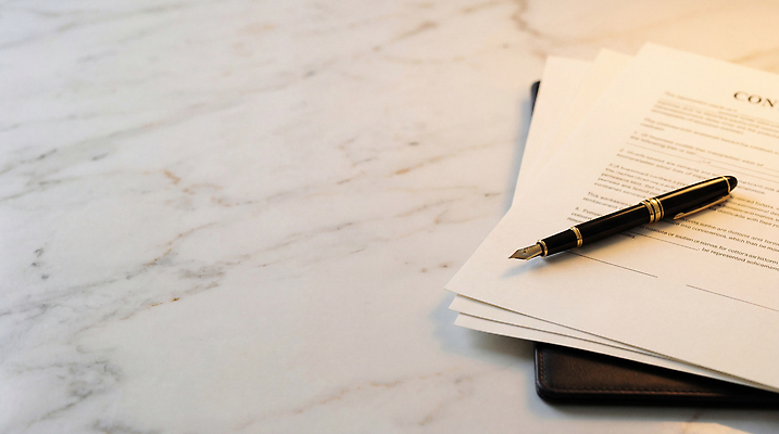 JPG 편집이미지 종이 비즈니스 조명 사무실 필기구 펜 만년필 기록 작업 책상 계약 문서 정리 계약서 서명 편집실사 AI포토 AI콘텐츠 가구 문구용품 CG 파일형식