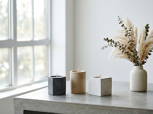 JPG 편집이미지 꽃 초 촛불 창문 탁자 장식 인테리어 방 편안함 시원함 촛대 Vase 편집실사 AI포토 AI콘텐츠 식물 디자인 가구 감각 CG 파일형식