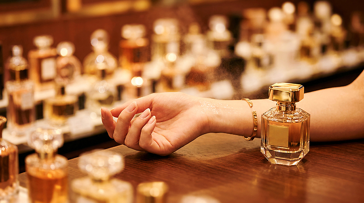 JPG 편집이미지 손 여자 장신구 신체부위 쇼핑 뷰티 화장품 소비 뿌리기 손목 향수 향기 향수병 의료성형뷰티 편집실사 AI인물포토 AI콘텐츠 모션 사람 CG 냄새 병_담는 파일형식 AI포토