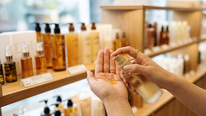 JPG 편집이미지 손 선반 관리 신체부위 빛 쇼핑 뷰티 화장품 상품 고객 피부 의료성형뷰티 편집실사 AI인물포토 AI콘텐츠 가구 사람 CG 파일형식 AI포토