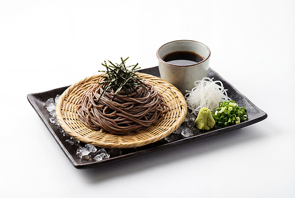 JPG 편집이미지 바구니 일본 식사 면류 고명 메밀국수 고추냉이 간장 파 무채 판모밀 편집실사 AI포토 AI콘텐츠 아시아 음식 채소 양념 CG 파일형식