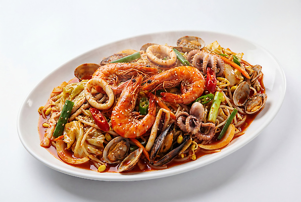 JPG 편집이미지 접시 음식 채소 조개 새우 식사 해물요리 양념 맛 해산물 오징어 볶음 해물찜 편집실사 AI포토 AI콘텐츠 식기 컨셉 어패류 연체동물 갑각류 수중동물 CG 찜 파일형식