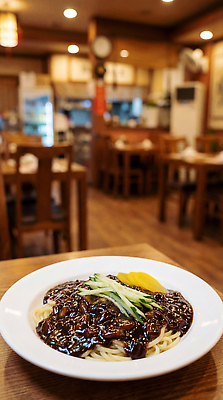 JPG 편집이미지 음식 탁자 오이 중식 식당 식사 면류 짜장면 저녁 빈자리 편집실사 AI포토 AI콘텐츠 가구 채소 상점 밤 야간 CG 파일형식