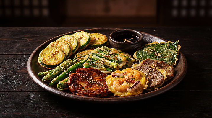 JPG 편집이미지 접시 음식 채소 호박 한국 육류 식당 식사 전 간장 파 김치전 모듬전 육전 해물파전 애호박전 고추전 깻잎전 편집실사 AI포토 AI콘텐츠 식기 아시아 식재료 상점 양념 CG 파전 호박전 파일형식