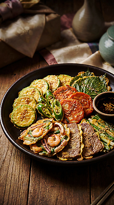 JPG 편집이미지 전통 접시 한식 음식 채소 다양 맛 전 해산물 김치전 모듬전 육전 해물파전 애호박전 깻잎전 편집실사 AI포토 AI콘텐츠 식기 다수 컨셉 CG 파전 호박전 파일형식