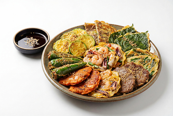 JPG 편집이미지 전통 접시 한식 고추 호박 새우 식사 맛 전 간장 부추 김치전 모듬전 육전 해물파전 애호박전 깻잎전 편집실사 AI포토 AI콘텐츠 식기 음식 컨셉 채소 갑각류 양념 CG 파전 호박전 파일형식