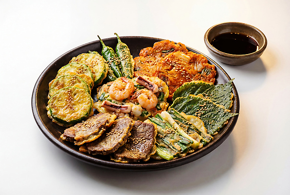 JPG 편집이미지 전통 접시 한식 음식 한국 식사 전 해산물 간장 김치전 모듬전 육전 해물파전 애호박전 깻잎전 편집실사 AI포토 AI콘텐츠 식기 아시아 양념 CG 파전 호박전 파일형식