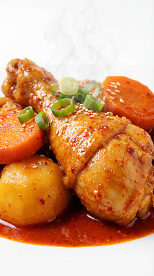 JPG 편집이미지 한식 감자 요리 당근 양념 맛 닭다리 대파 닭볶음탕 편집실사 AI포토 AI콘텐츠 음식 컨셉 채소 뿌리채소 CG 파 닭고기요리 파일형식