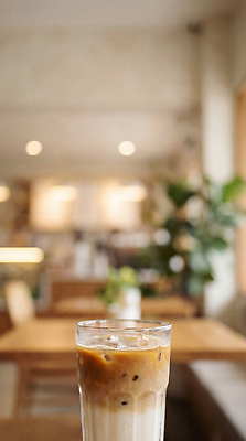 JPG 식물 편집이미지 여유 커피 음료 탁자 디저트 카페 분위기 커피잔 아이스커피 카페라떼 편집실사 AI포토 AI콘텐츠 감정 음식 가구 컨셉 잔 상점 CG 라떼 파일형식