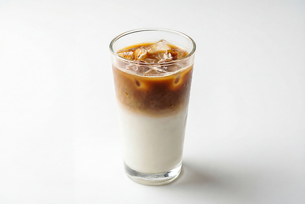 JPG 편집이미지 커피 음료 잔 여름 얼음 카페 우유 차가움 층 카페라떼 카페인 편집실사 AI포토 AI콘텐츠 자연요소 식기 계절 유제품 상점 CG 라떼 파일형식