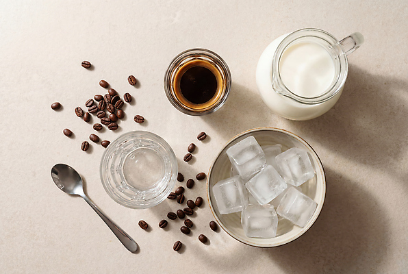 JPG 편집이미지 커피 음료 재료 물 얼음 카페 우유 원두 커피잔 준비 얼음조각 카페라떼 편집실사 AI포토 AI콘텐츠 자연요소 잔 유제품 상점 CG 라떼 파일형식