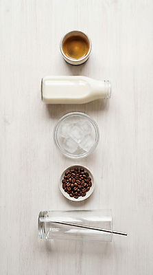 JPG 편집이미지 커피 음료 재료 잔 얼음 카페 우유 원두 준비 정리 아이스커피 카페라떼 편집실사 AI포토 AI콘텐츠 자연요소 식기 유제품 상점 CG 라떼 파일형식